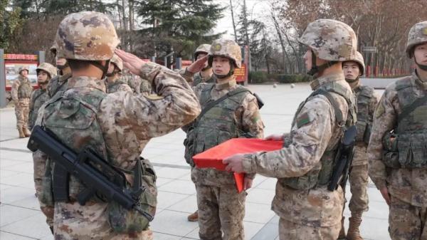 烈士肖思远父母到小儿子连队过年，行李箱里放着一张照片