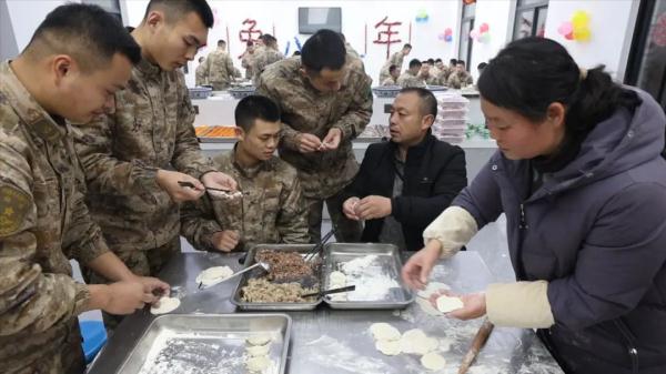 烈士肖思远父母到小儿子连队过年，行李箱里放着一张照片