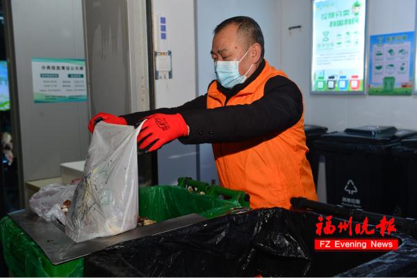 除夕夜，这对夫妻急着出门！只为这件事……