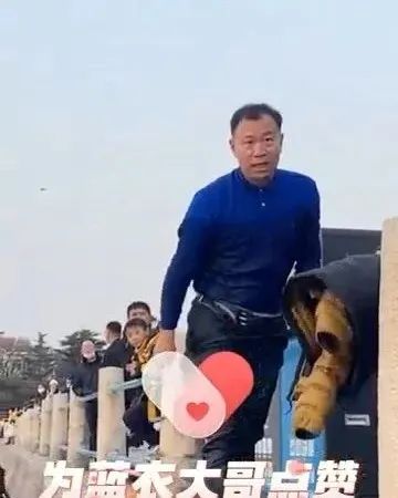 大年初一山东“蓝衣大哥”跳海救人!全网点赞寻人! 大年初一山东“蓝衣大哥”跳海救人!全网点赞寻人!