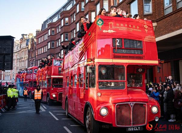 英国欢庆中国兔年春节