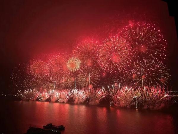 广东多地夜空刷屏，现场画面来了