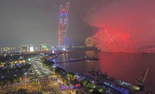 流光溢彩贺新春——广东汕头举办迎春大型焰火晚会