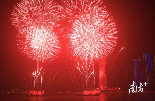 广东多地夜空刷屏，现场画面来了