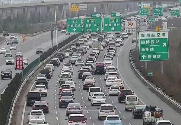河南高速交警：假期过半车流量持续攀升，请避开正月初六返程高峰！