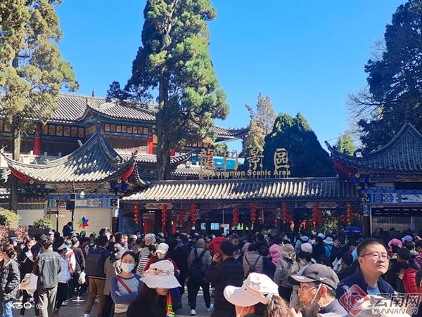 火火火！上万人爬西山，近700000人次进入丽江，部分景区连发通告