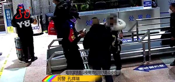 这个爹真“硬核” ！熊胆、熊牙藏在女儿身上