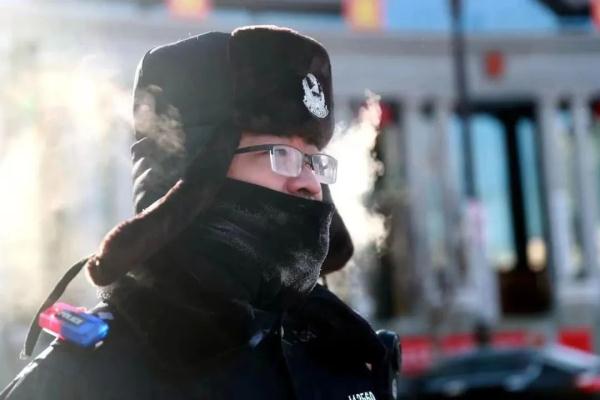 “冻”真格！哈尔滨冷到破纪录，当你冷到“发紫”，他们在……