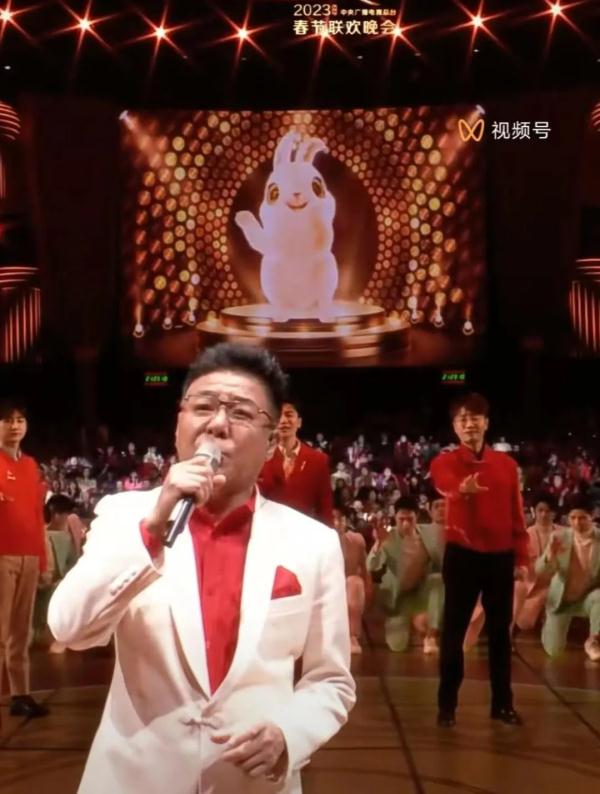 春晚乐难忘 | 悬念式出场太惊艳！姜育恒再上春晚引爆“回忆杀”
