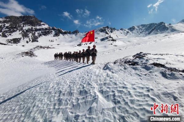 西藏军区山南军分区某边防团踏雪巡边国旗扬 西藏军区山南军分区某边防团踏雪巡边国旗扬