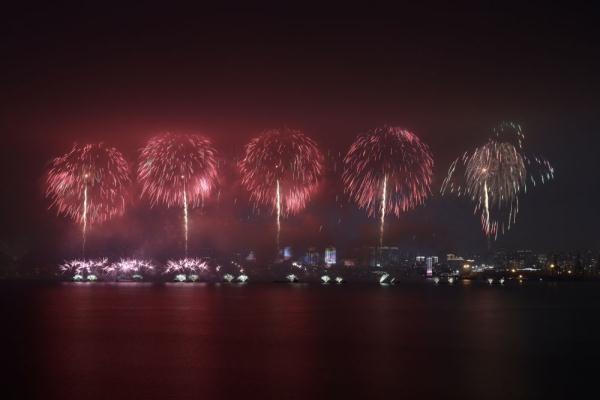 流光溢彩贺新春——广东汕头举办迎春大型焰火晚会