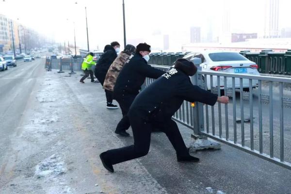 “冻”真格！哈尔滨冷到破纪录，当你冷到“发紫”，他们在……