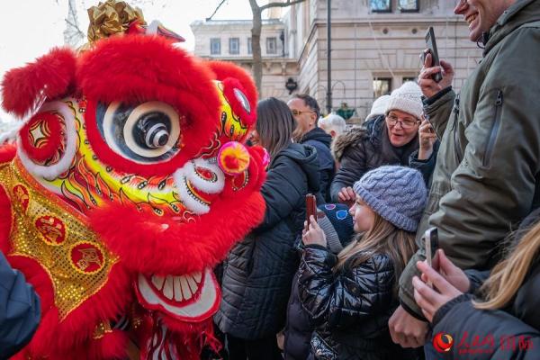 英国欢庆中国兔年春节