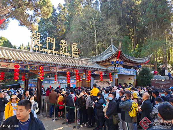 火火火！上万人爬西山，近700000人次进入丽江，部分景区连发通告