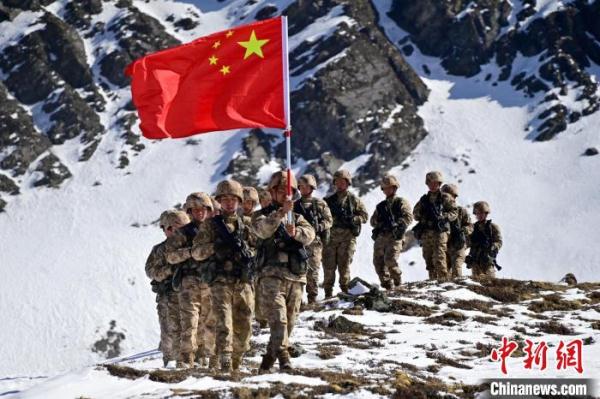 西藏军区山南军分区某边防团踏雪巡边国旗扬 西藏军区山南军分区某边防团踏雪巡边国旗扬