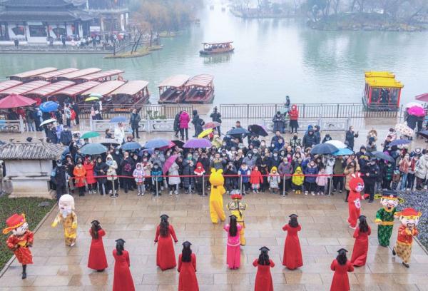 江苏扬州下起新春“红包雨”