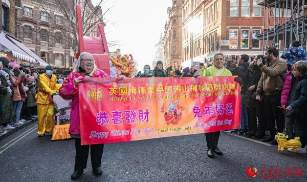 英国欢庆中国兔年春节
