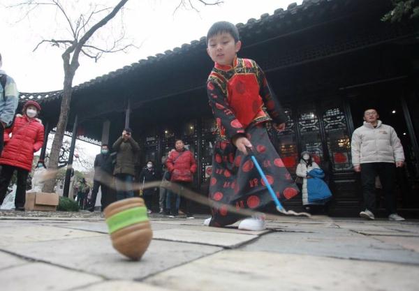 江苏扬州下起新春“红包雨”