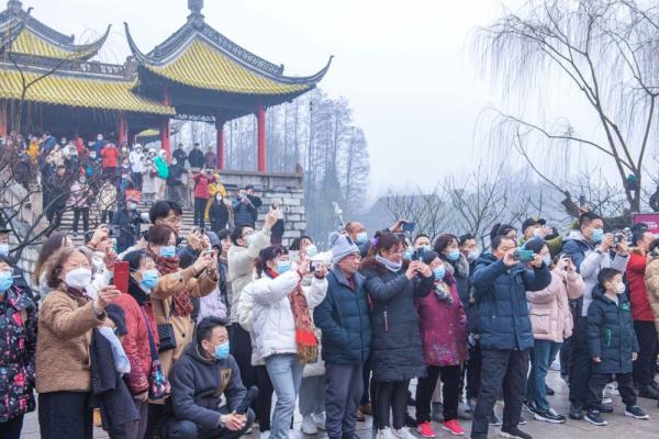 江苏扬州下起新春“红包雨”