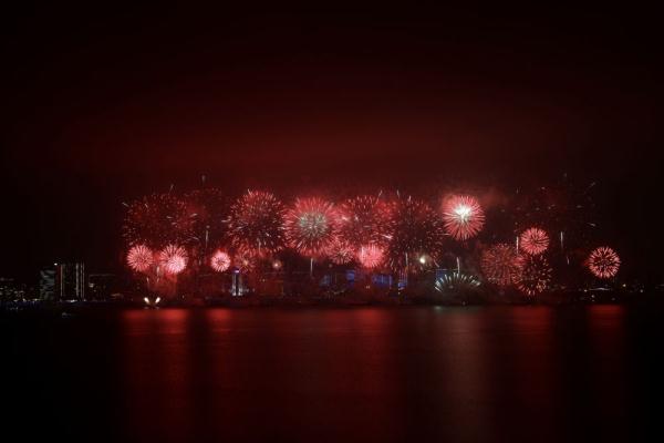 流光溢彩贺新春——广东汕头举办迎春大型焰火晚会