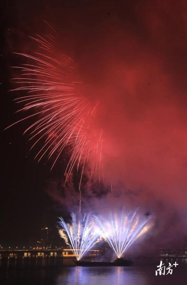 广东多地夜空刷屏，现场画面来了