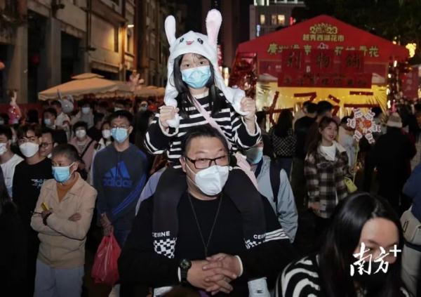 广东多地夜空刷屏，现场画面来了