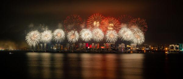 流光溢彩贺新春——广东汕头举办迎春大型焰火晚会