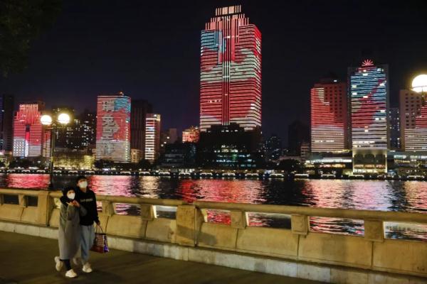 广东多地夜空刷屏，现场画面来了
