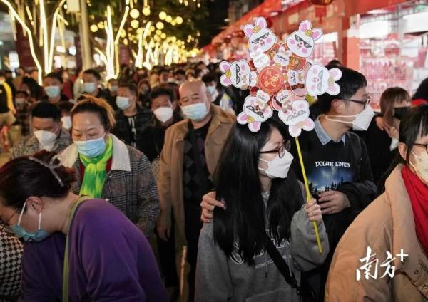 广东多地夜空刷屏，现场画面来了