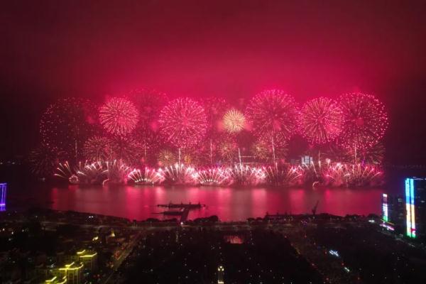 广东多地夜空刷屏，现场画面来了