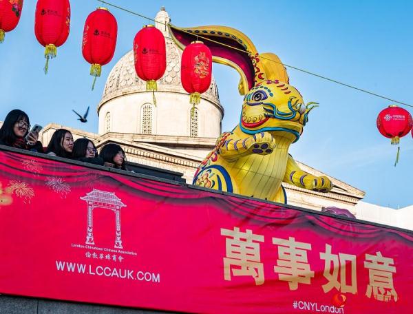 英国欢庆中国兔年春节