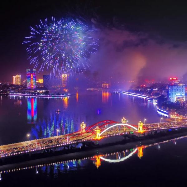 广东多地夜空刷屏，现场画面来了