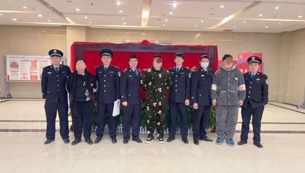 除夕夜，这3人被带回！