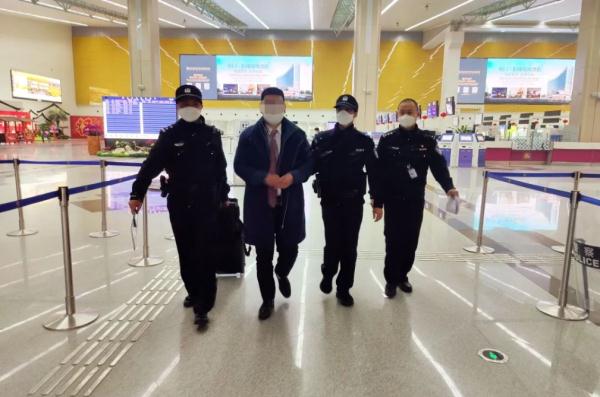 躲藏8年!终于被抓 躲藏8年!终于被抓