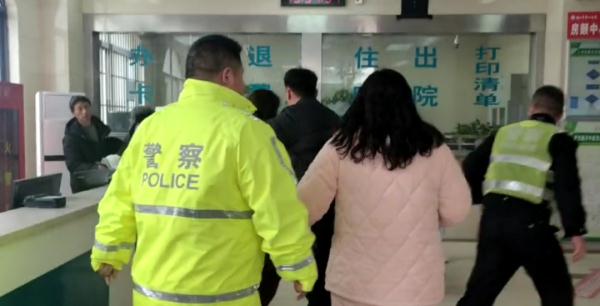 群众求助急需救治，交警开道及时送医