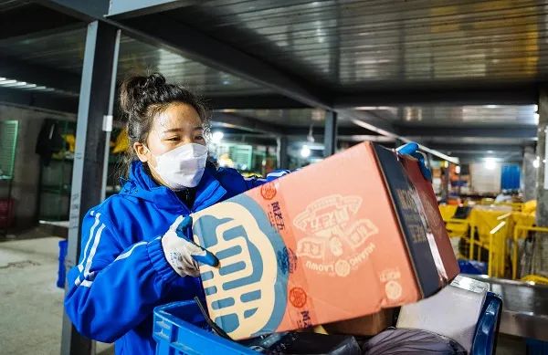 夫妻留沪送快递,儿女反向来团聚 夫妻留沪送快递,儿女反向来团聚