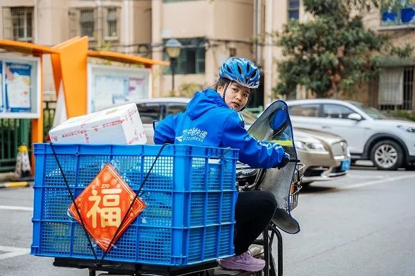 夫妻留沪送快递,儿女反向来团聚 夫妻留沪送快递,儿女反向来团聚