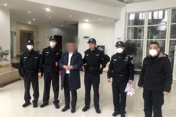 躲藏8年!终于被抓 躲藏8年!终于被抓