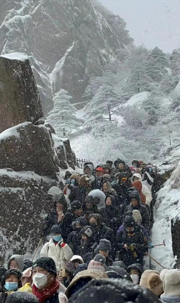 爆满!售罄!全国多地景区迎客流高峰 爆满!售罄!全国多地景区迎客流高峰