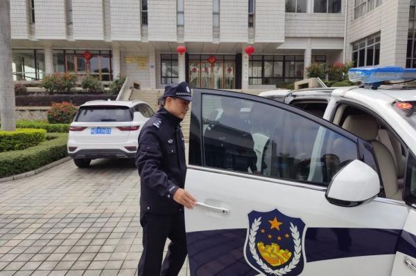 躲藏8年!终于被抓 躲藏8年!终于被抓