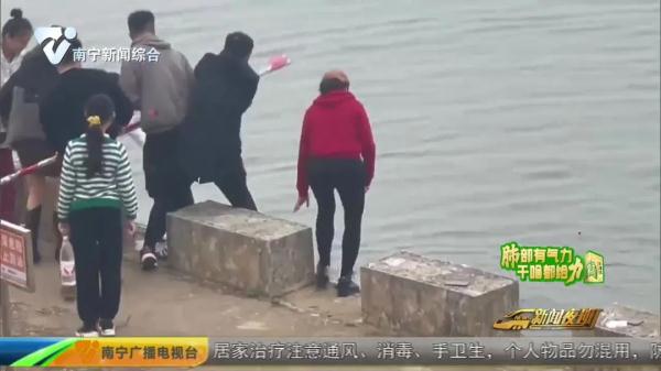 男孩不慎落水！危急时刻他跳入刺骨江水→