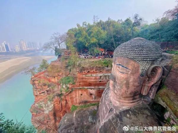 爆满!售罄!全国多地景区迎客流高峰 爆满!售罄!全国多地景区迎客流高峰