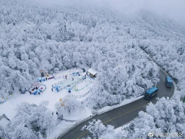 爆满!售罄!全国多地景区迎客流高峰 爆满!售罄!全国多地景区迎客流高峰