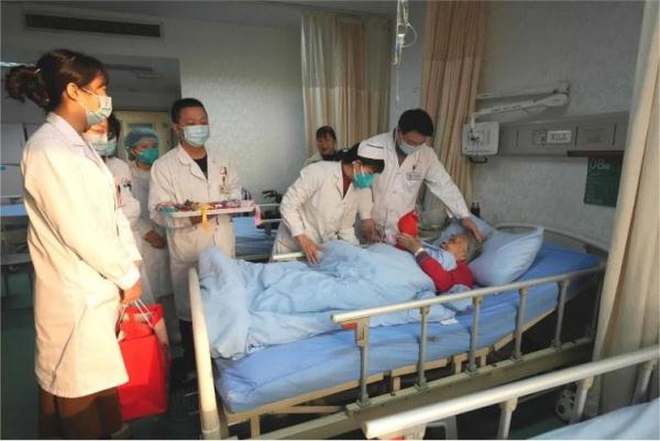 四川省康复医院：病房年味浓