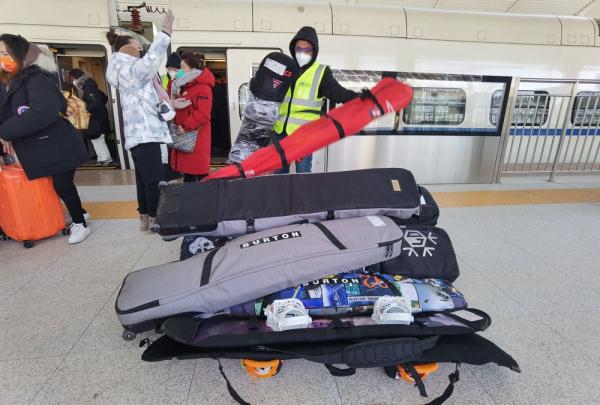 坐高铁去滑雪  “冷资源”变身“热经济”