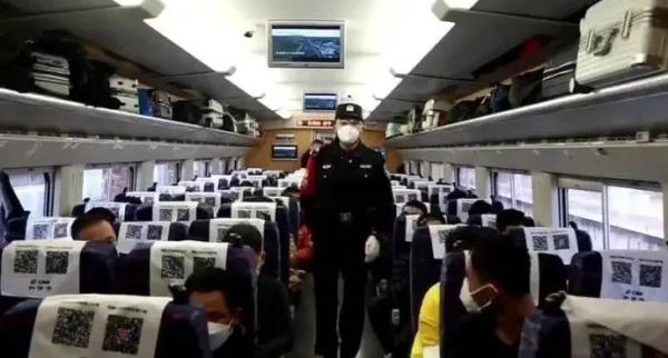 男子动车上抽烟提神，引发列车降速遭处罚