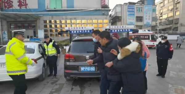 群众求助急需救治，交警开道及时送医