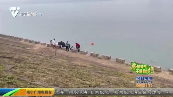 男孩不慎落水！危急时刻他跳入刺骨江水→