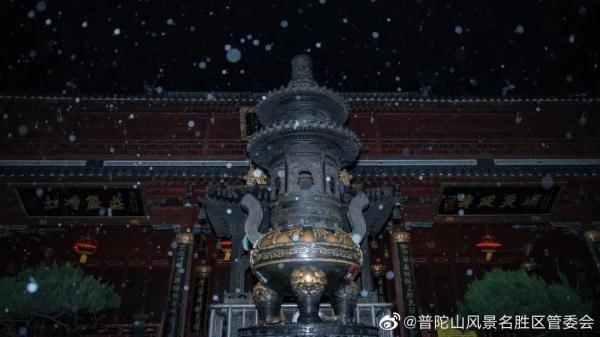 爆满!售罄!全国多地景区迎客流高峰 爆满!售罄!全国多地景区迎客流高峰