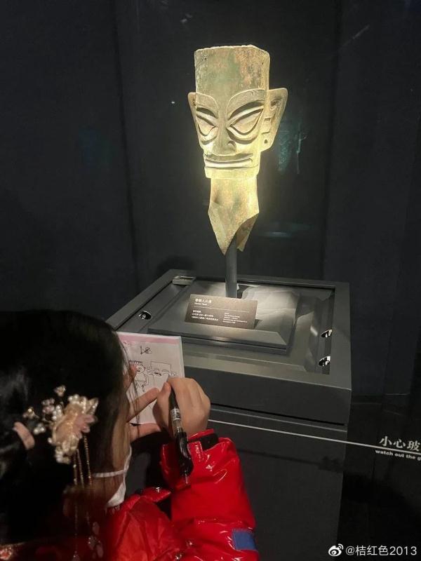 爆满!售罄!全国多地景区迎客流高峰 爆满!售罄!全国多地景区迎客流高峰